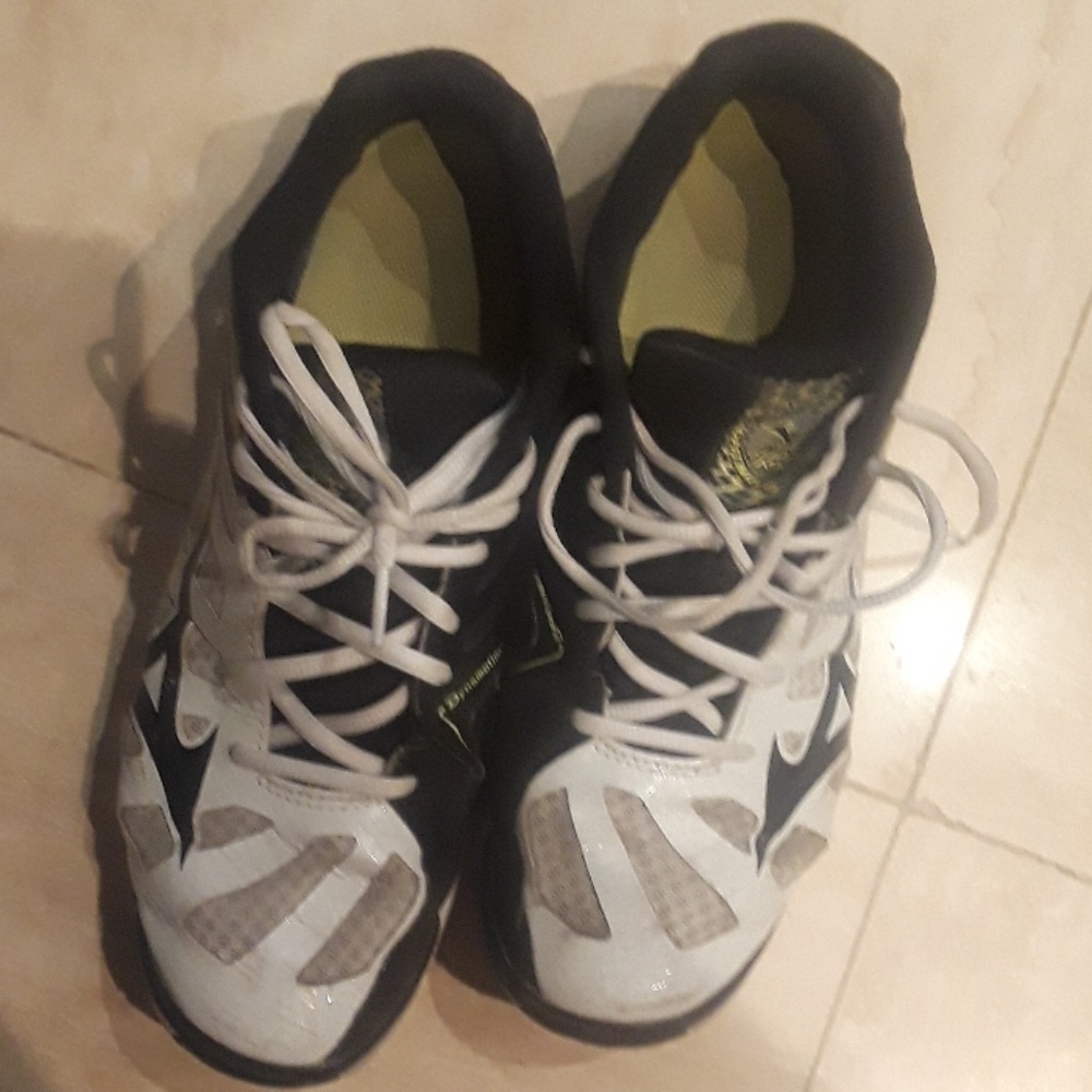 Mizuno volleyball sneakers